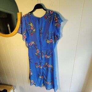 Floral dress on a Sea Blue background, V neck, tie at waist, hi-low hem Jrs 11